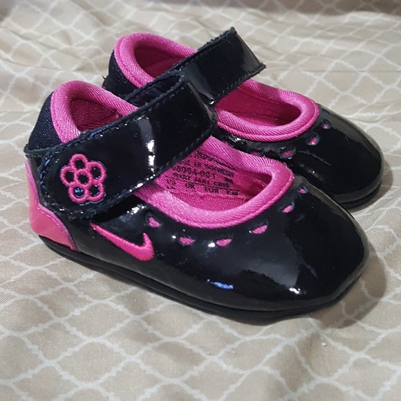 black nike mary jane shoes
